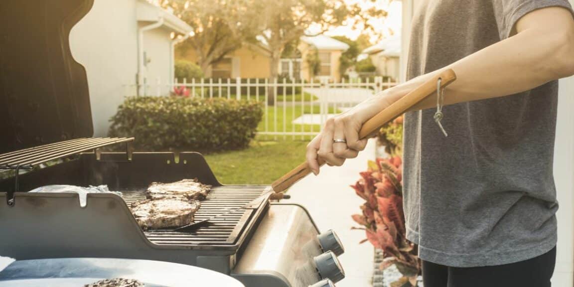 Astuce miracle pour nettoyer votre grille de barbecue 