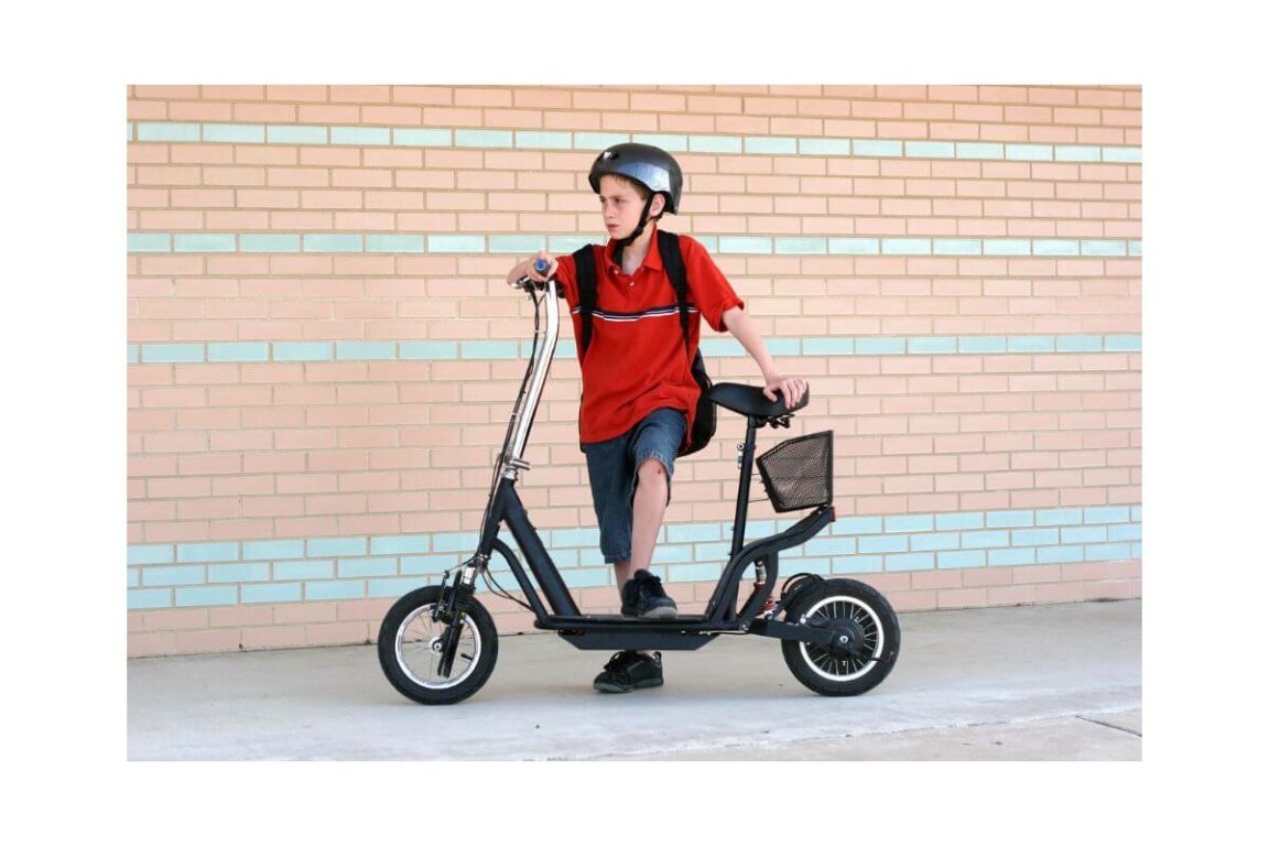 enfant avec une trottinette électrique avec selle