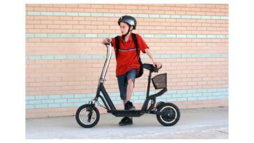 enfant avec une trottinette électrique avec selle