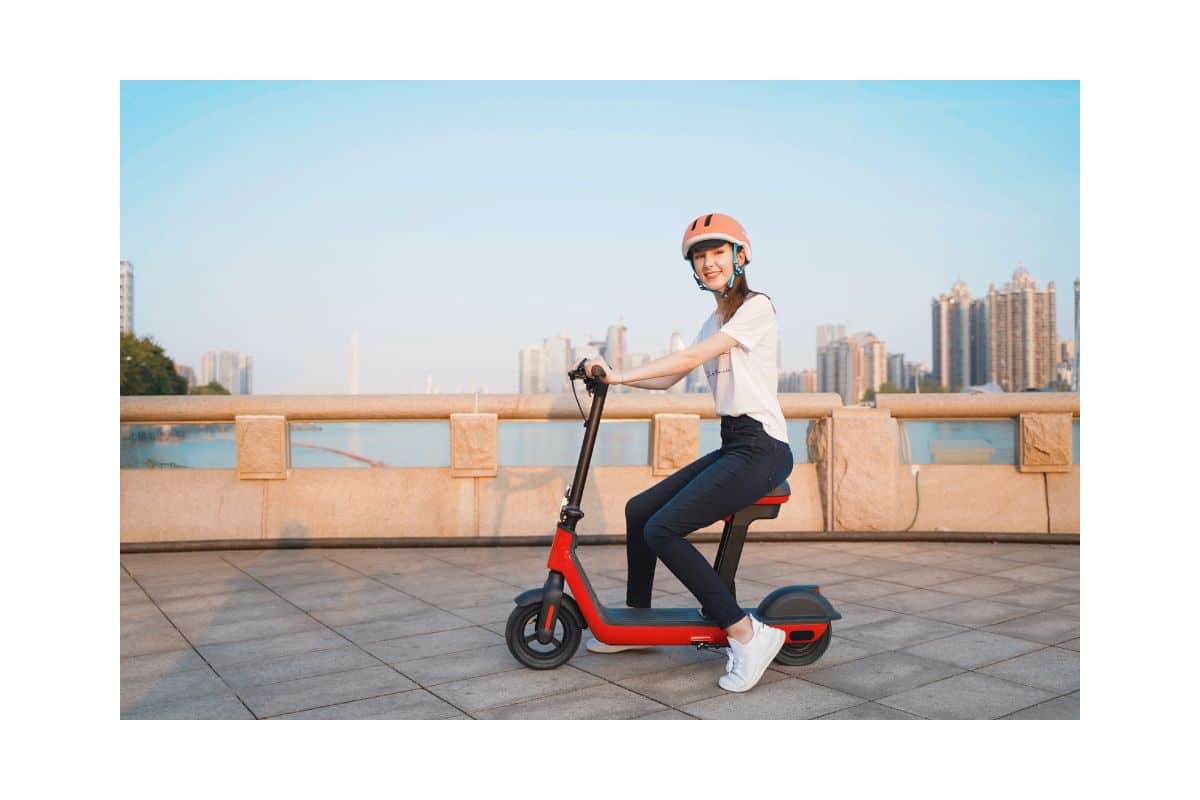 Jeune femme sur une trottinette avec selle