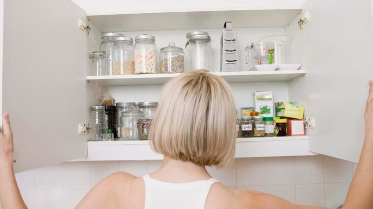 Vous ne croirez pas ce qui se cache dans vos armoires de cuisine ! Désencombrez dès maintenant en commençant par ces 7 objets!