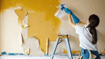 découvrez des méthodes efficaces et faciles pour enlever du papier peint recouvert de peinture, avec des conseils pratiques pour réussir vos travaux de rénovation sans effort.
